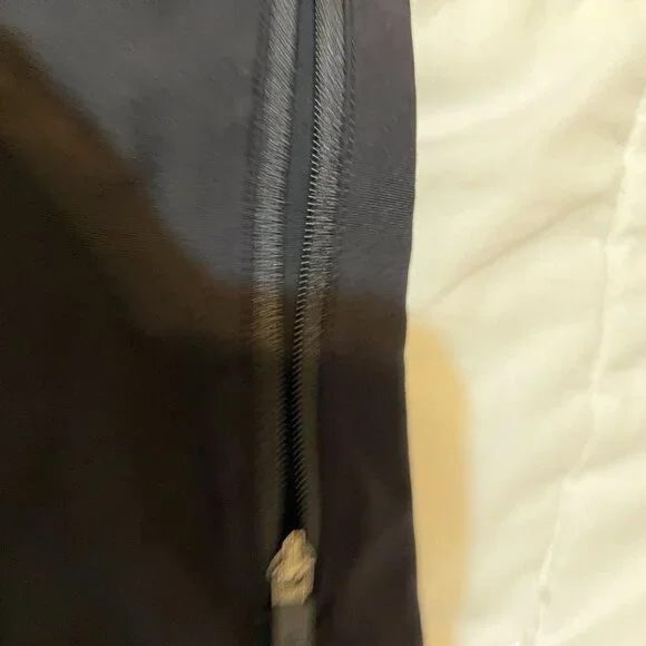 Lululemon luminosity foil print black silver metallic  Shorts, size 8 - Picture 10 of 13